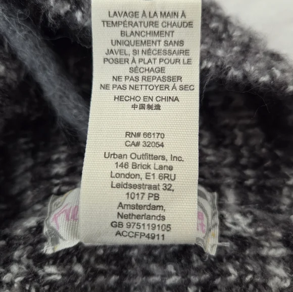 Free People Women's  Knitted Hood - Scarf / Balaclava. Gray / Black And White - Picture 6 of 7